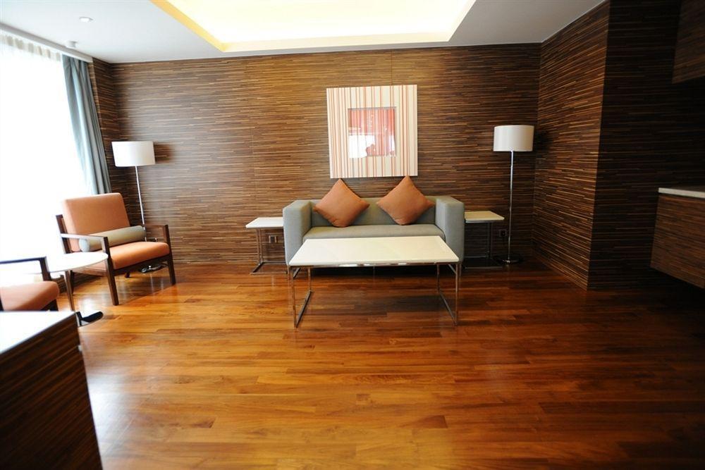 Nina Hotel Tsuen Wan West Hongkong Eksteriør billede A living room in a suite at the Mandarin Oriental, Hong Kong