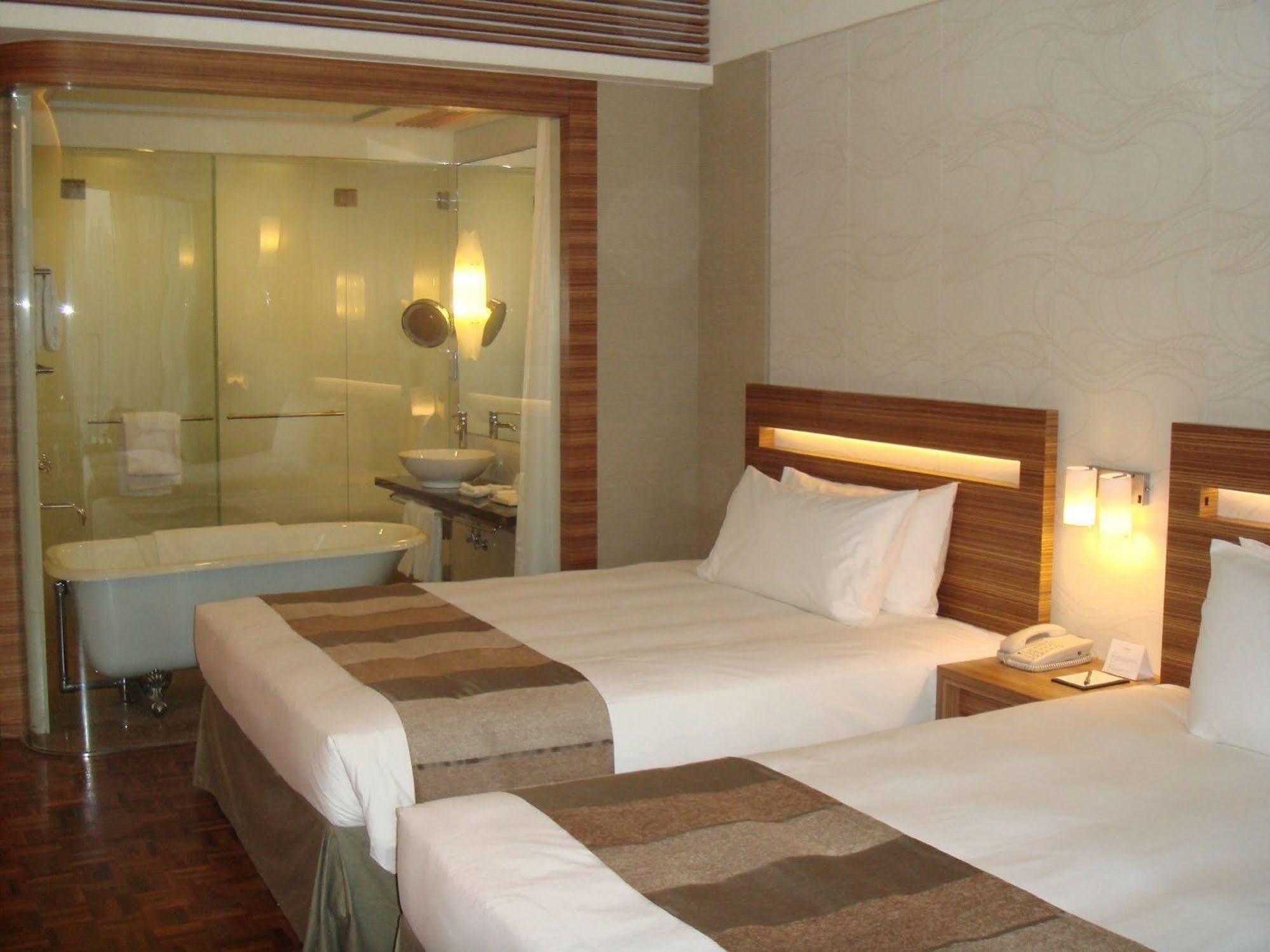Nina Hotel Tsuen Wan West Hongkong Eksteriør billede A room at the hotel