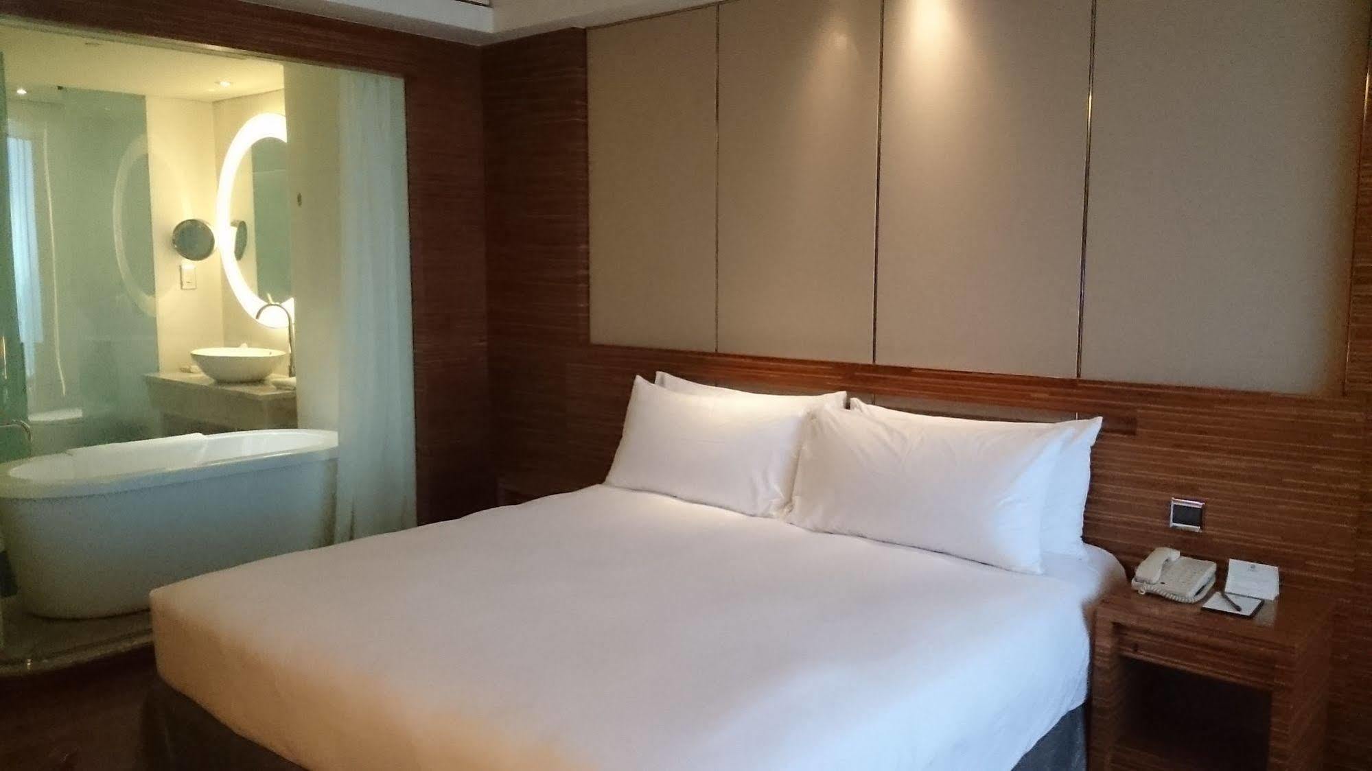 Nina Hotel Tsuen Wan West Hongkong Eksteriør billede A room at the hotel